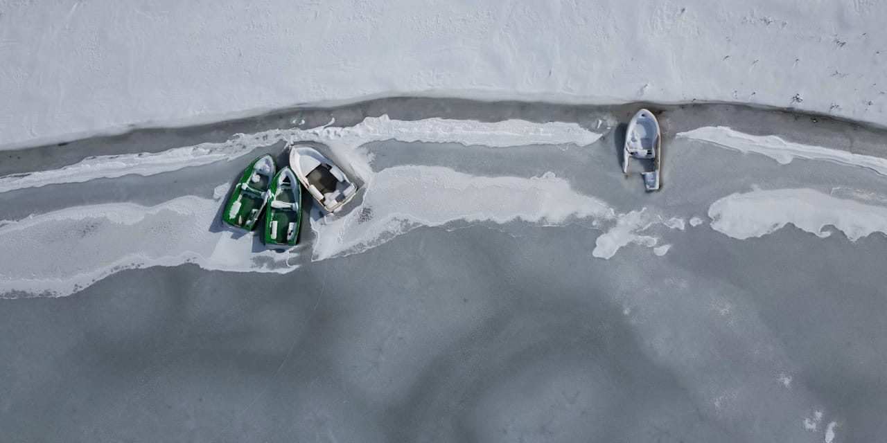 Zernek Barajı buz tuttu! Tekneler mahsur kaldı