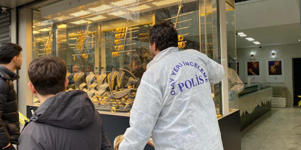 Batman'da silahlı kuyumcu soygunu: Altınları alıp motosikletle kaçtılar!