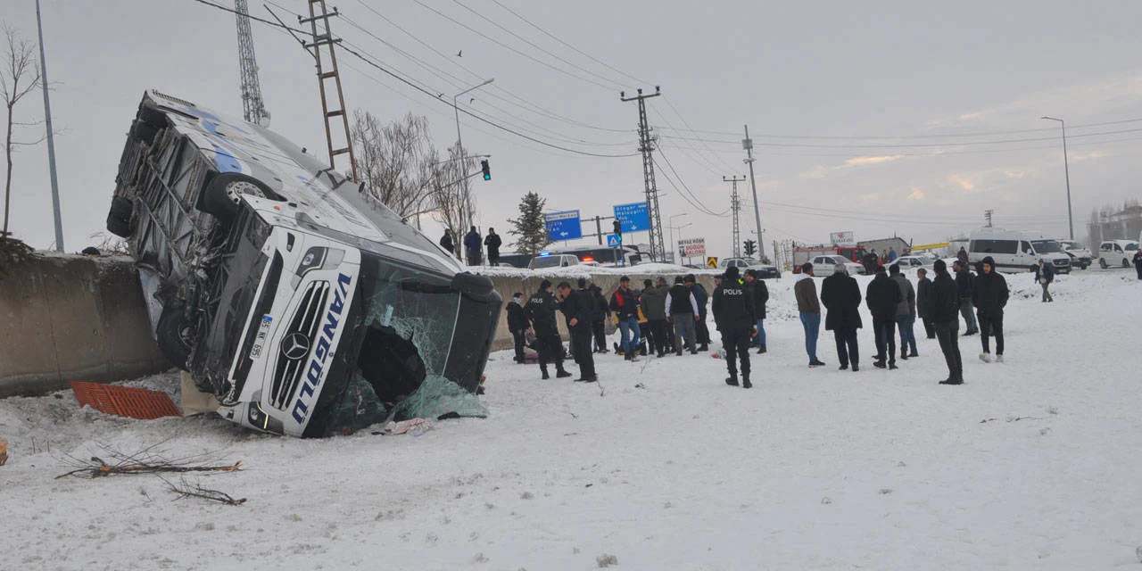 Ağrı'da yolcu otobüsü istinat duvarından araziye devrildi: Yaralılar var!
