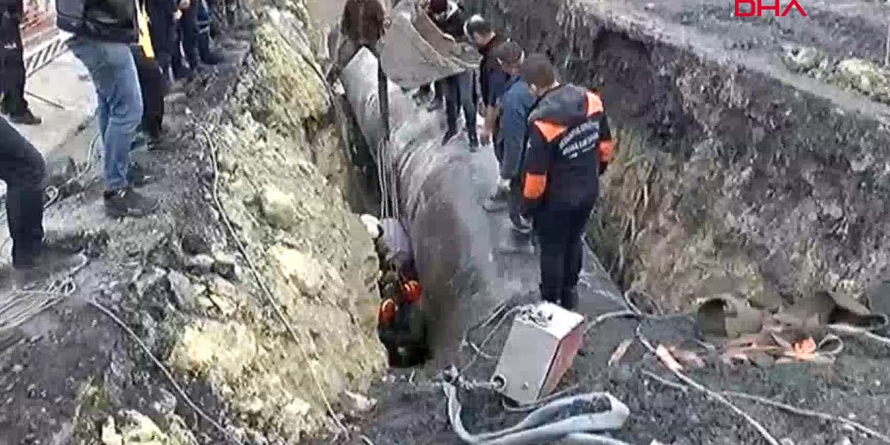 Son Dakika | İstanbul'da kanalizasyon çalışmasında bir işçi toprak altında kaldı! Kurtarılma anı kamerada
