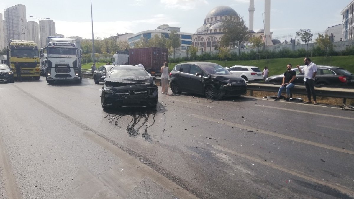 İstanbul’da zincirleme kaza! Trafik durma noktasına geldi...
