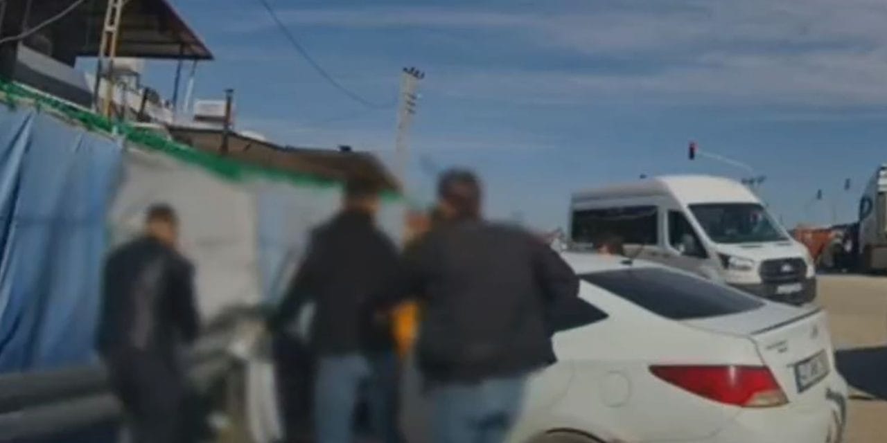 Durdurulan 2 otomobilde 10 kaçak göçmen yakalandı! 2 göçmen kaçakçısı tutuklandı