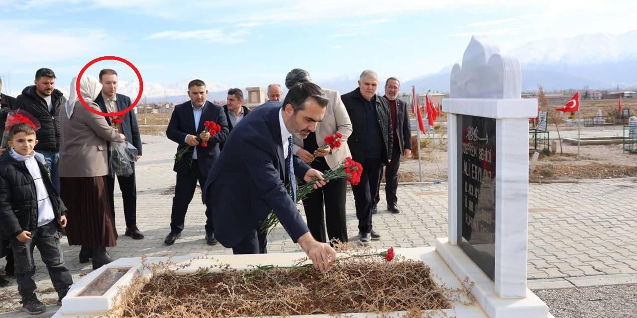 Babası 152 kişinin ölümünden sorumlu tutuluyor: Firari müteahhitin AKP'li oğlu deprem anmasında!