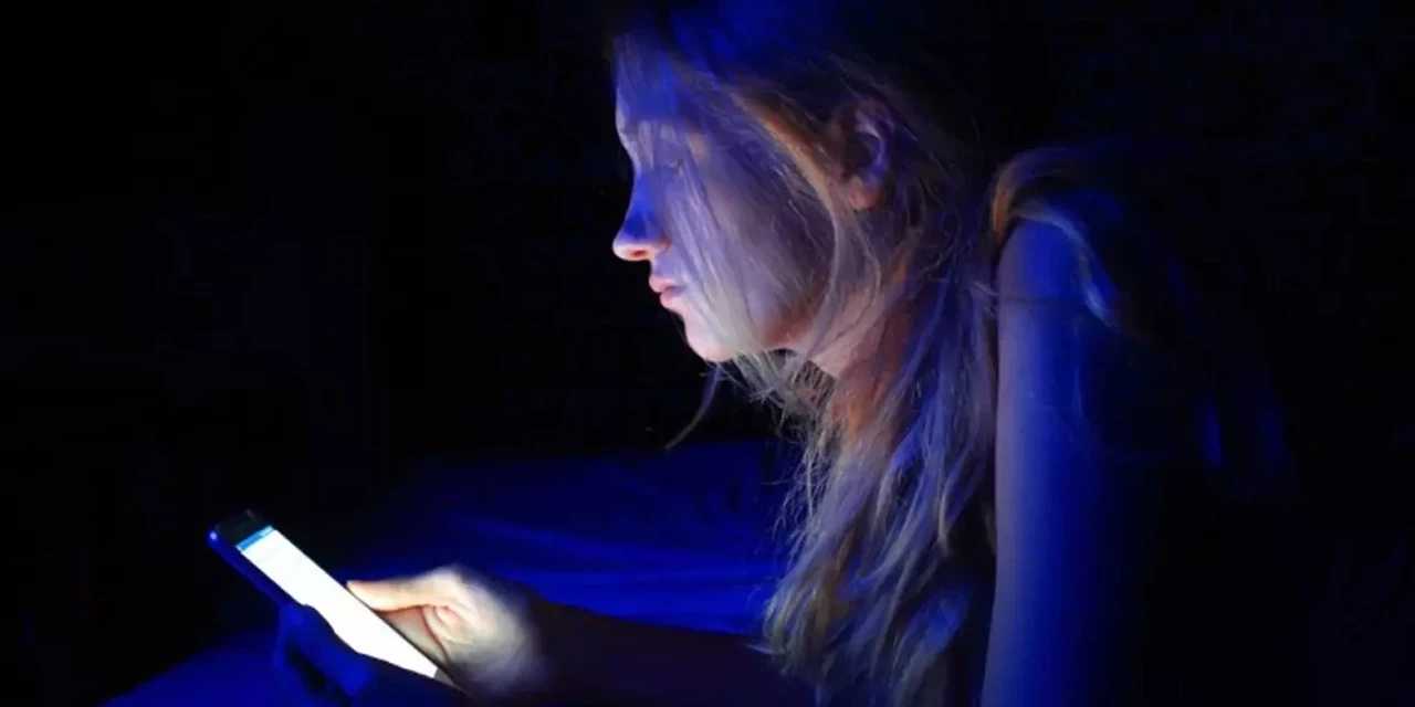 Karanlıkta telefon kullananlar dikkat: Uzman isimden korkutan uyarı!