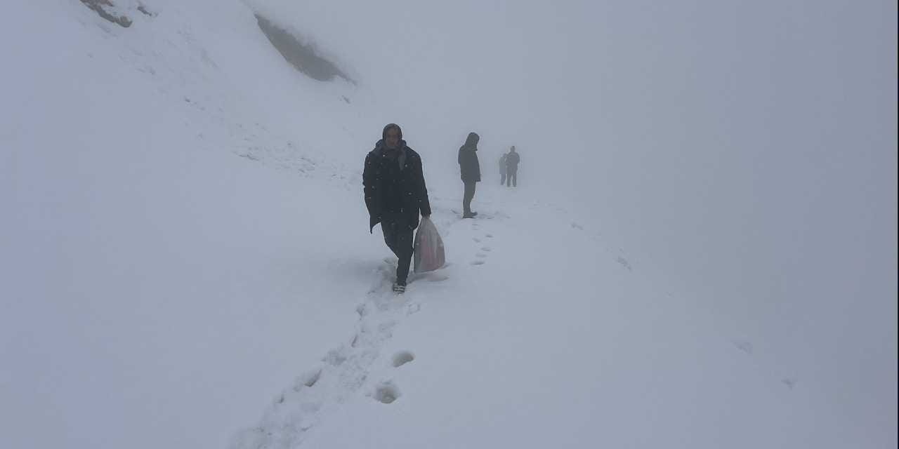 7 metrelik kar duvarı aşıldı! 2 ay sonra açıldı