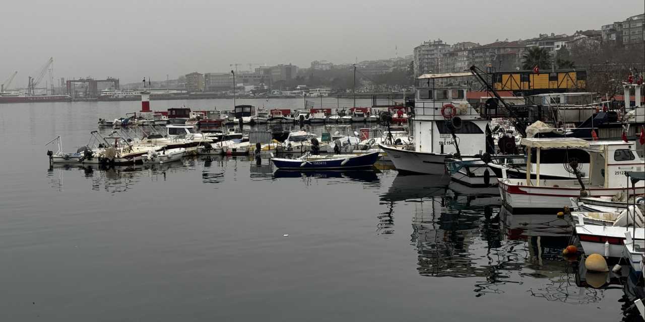 Deniz ulaşımı durdu: Balıkçılar limanda kaldı