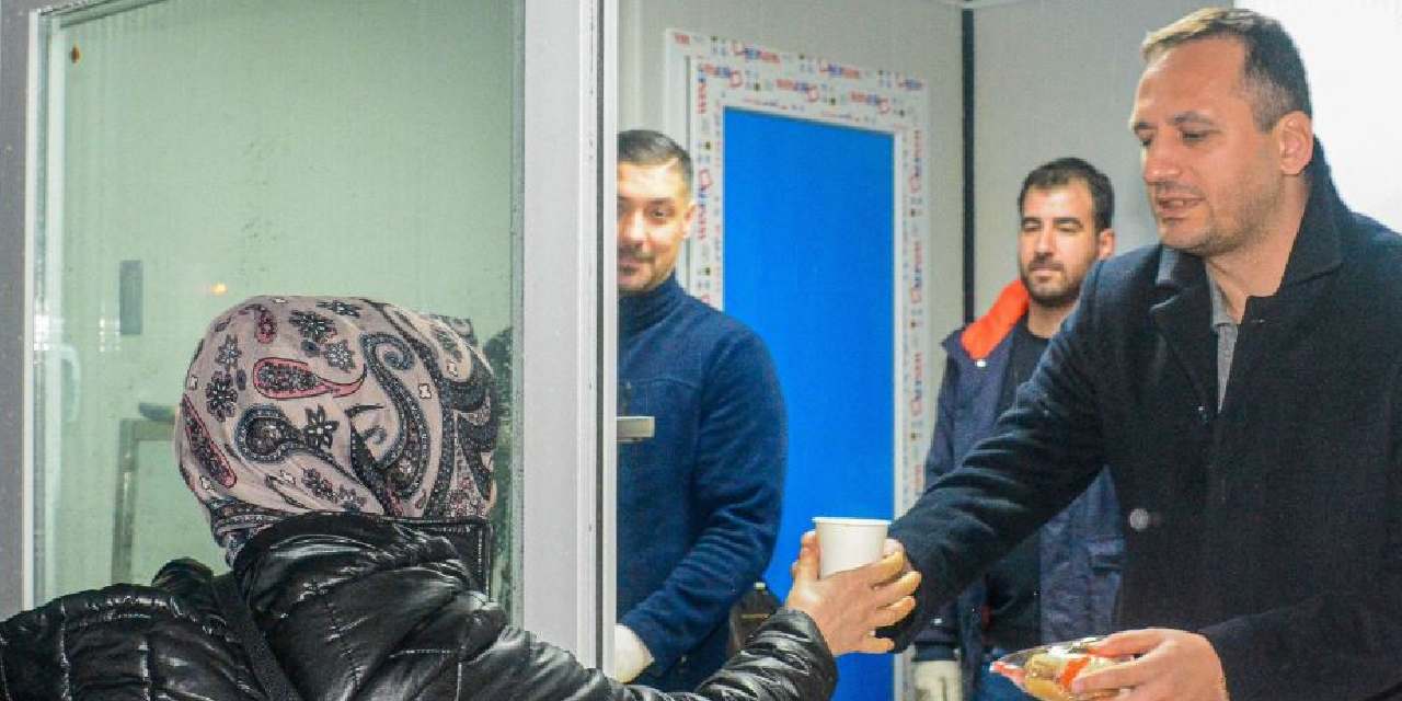 Her gün vatandaşlara dağıtılıyor: Bardak bardak alıyorlar