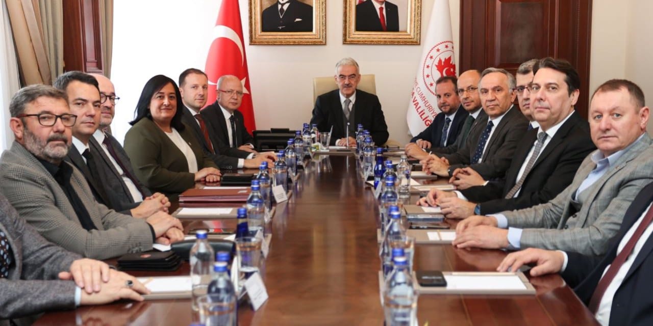 Devletin valisi CHP'li belediye başkanını yok saydı! AKP'li il başkanını bile çağırdı