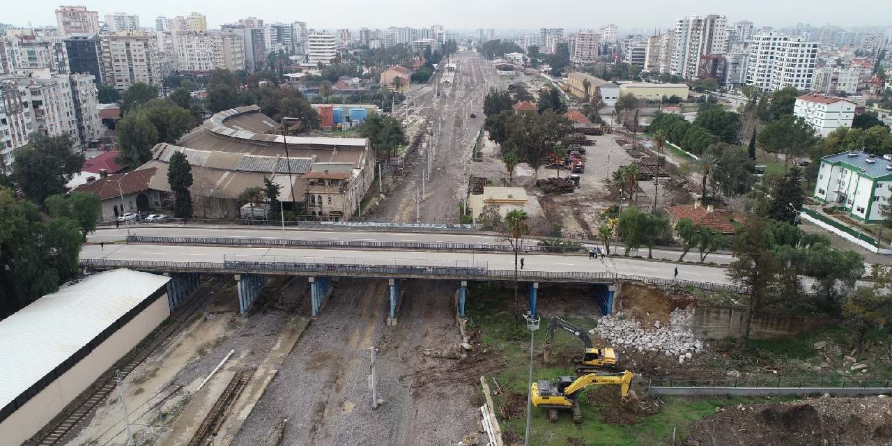James Bond filmine sahne olan köprünün yıkımına başlandı