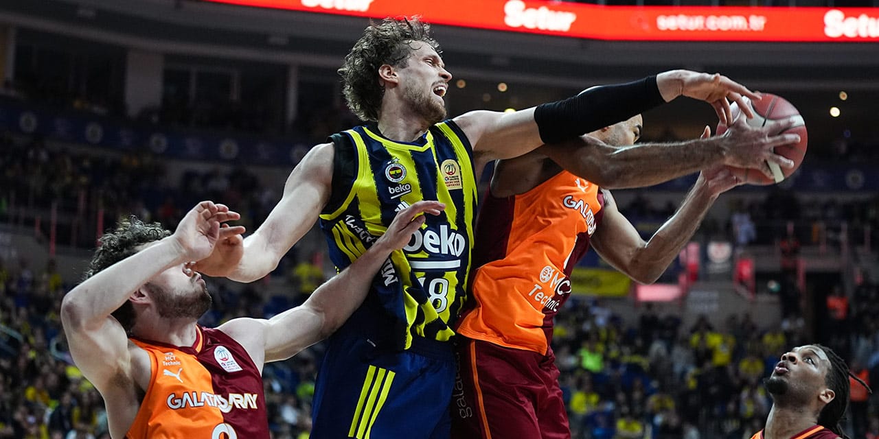 Fenerbahçe derbide Galatasaray'ı devirdi: 2 sayı farkla kazandı