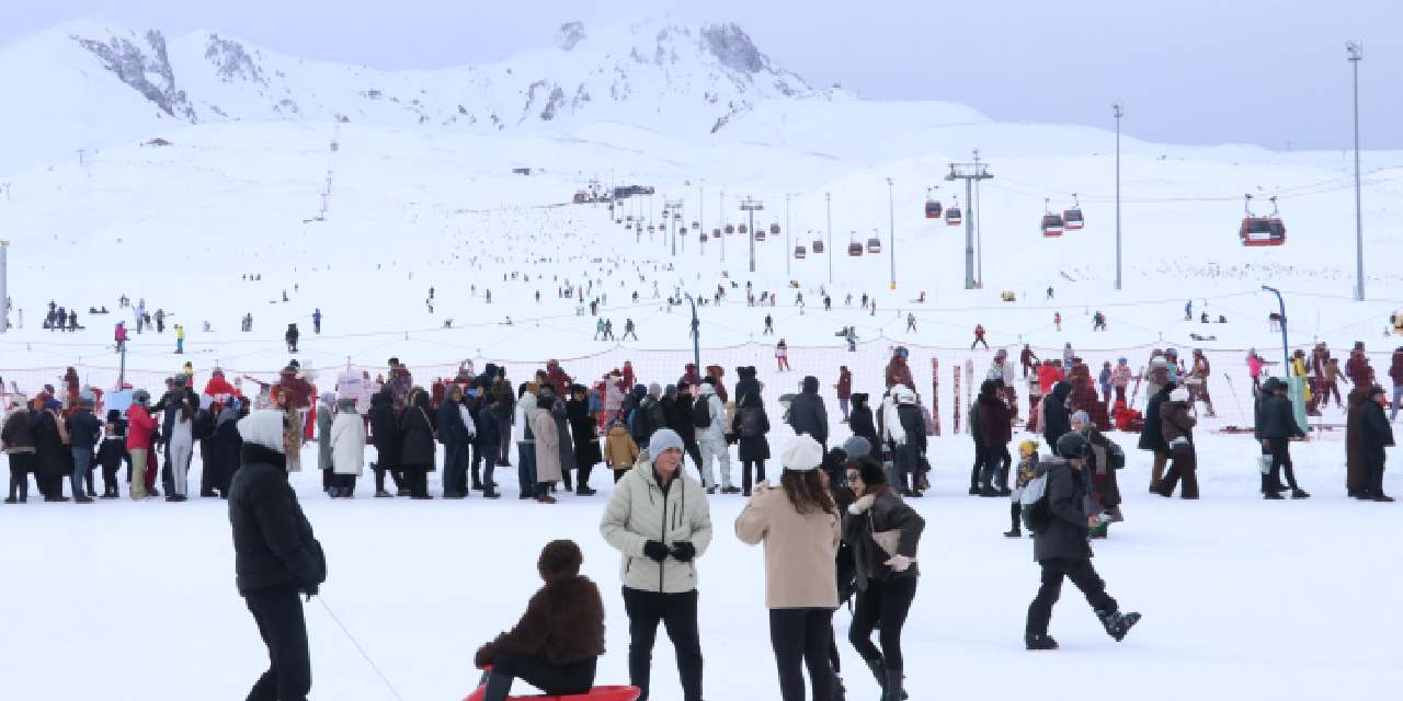 Doldu taştı: Kayakseverler Erciyes'e akın etti
