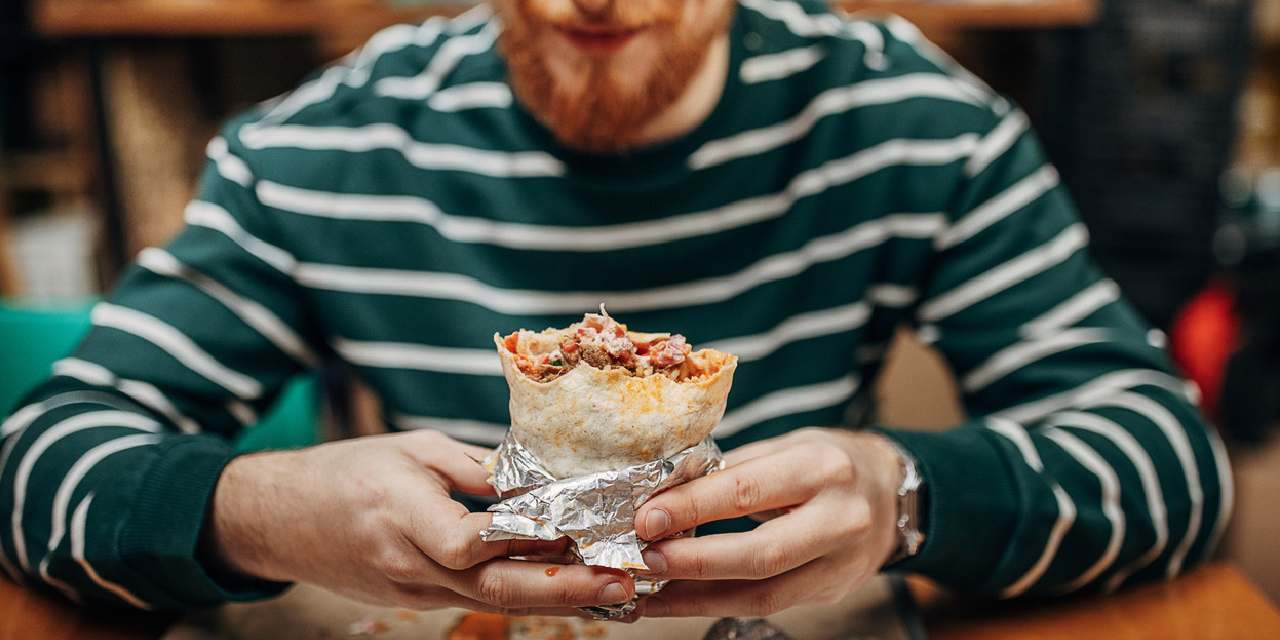 Müşterisi düşen fast food devinden 100 bin kişiye bedava yemek