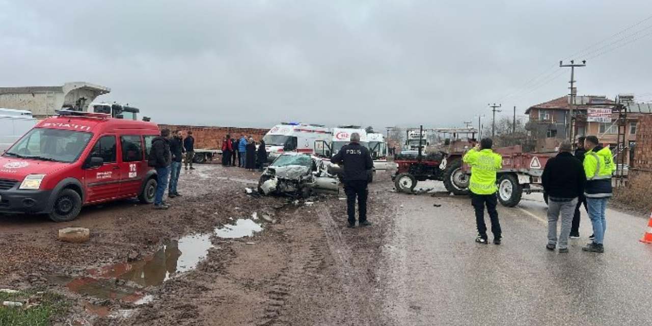 Çorum'da traktör ile otomobil çarpıştı: Ölü ve yaralılar var