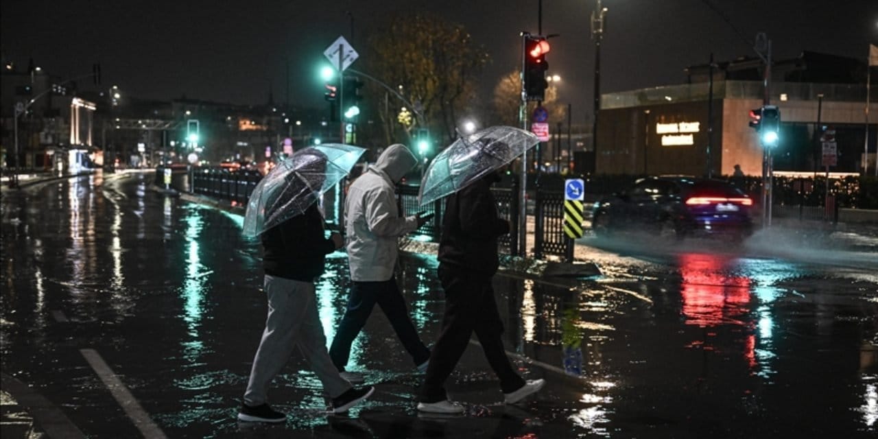 İstanbul'da fırtına alarmı! Valilik uyardı
