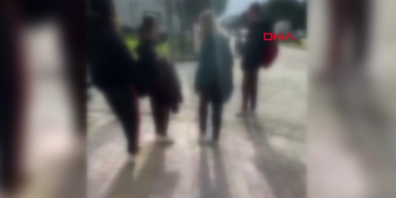 Akran zorbalığı son bulmuyor! Biri darbederken diğeri kahkaha atarak kaydetti