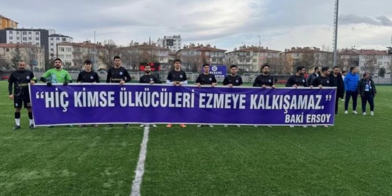 Yeşil sahaya siyaset karıştı! MHP'li vekilin "Kimse ülkücüleri ezmeye kalkışamaz" pankartı futbolcuların elinde