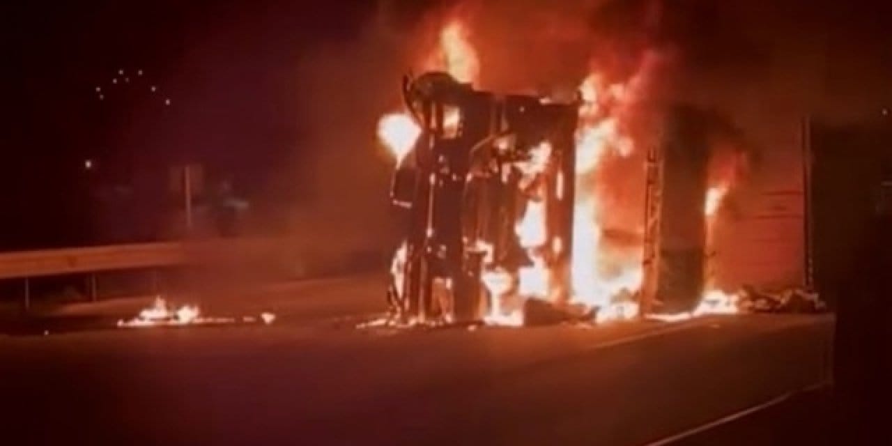 Devrilen tır küle döndü: Sürücü son anda kurtuldu