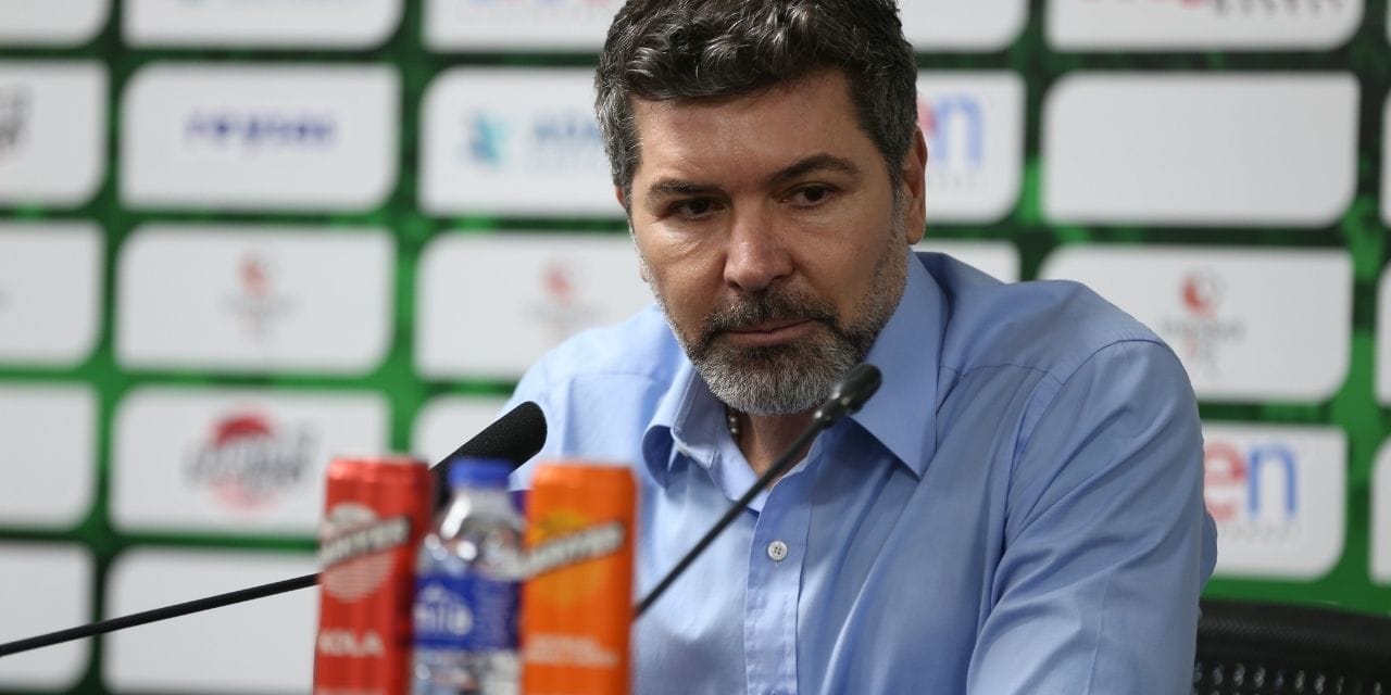 İddialı başladı ama göreve geldiğinden beri takımı gelene gidene yenildi düşme hattına indi: Yine de kutladı