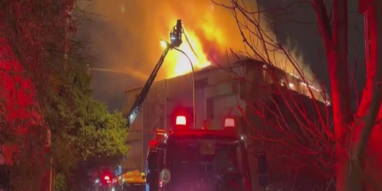 Terk edilmiş 7 katlı binanın çatı katı alev alev yandı