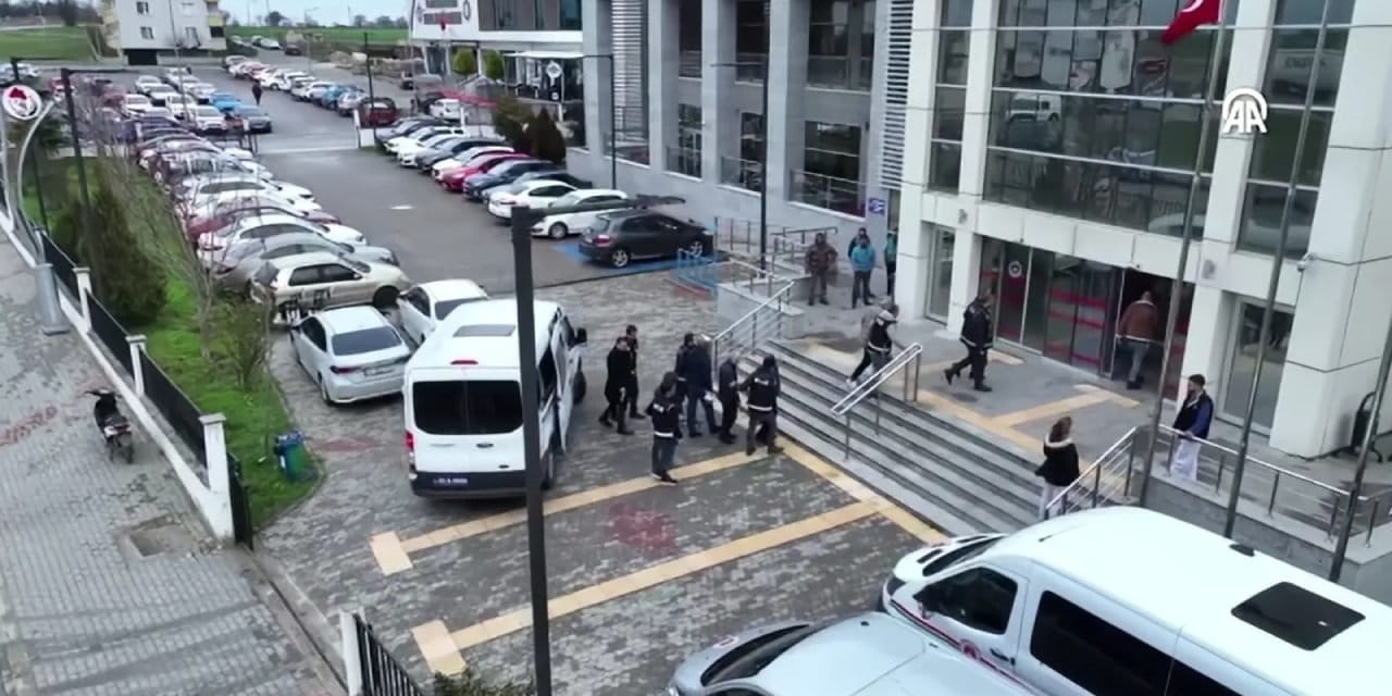 Tapu Müdürlüğü'nde 'rüşvet' ve 'veri' operasyonu: Müdür ve uzman gözaltında!