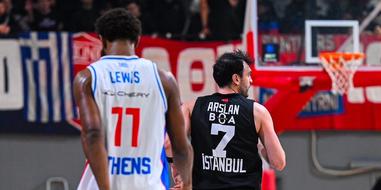 Beşiktaş'tan maçtaki ırkçı pankart için sert açıklama