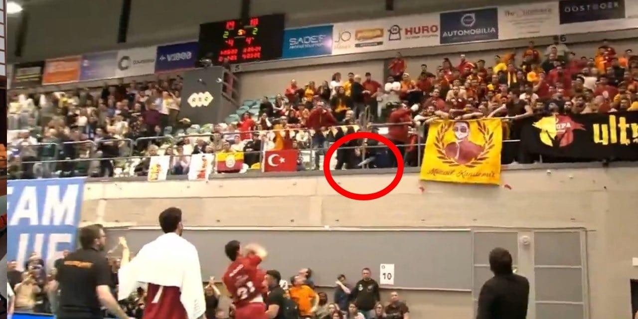 Galatasaraylı oyuncu taraftarlara yabancı madde fırlattı: Skandalın böylesi görülmedi