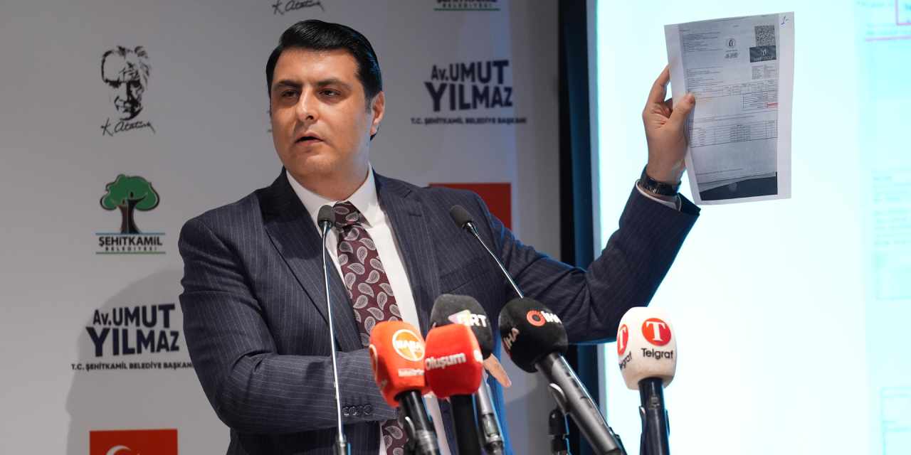 AKP'ye geçen Umut Yılmaz vatandaşı şikayet etti: Fotoğrafıma tekme attı