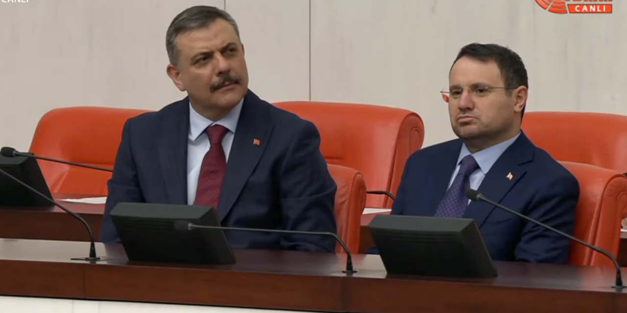 Son Dakika | Akın Gürlek bakanlık yemini için geldi TBMM'de ortalık karıştı! CHP'den kürsü işgali