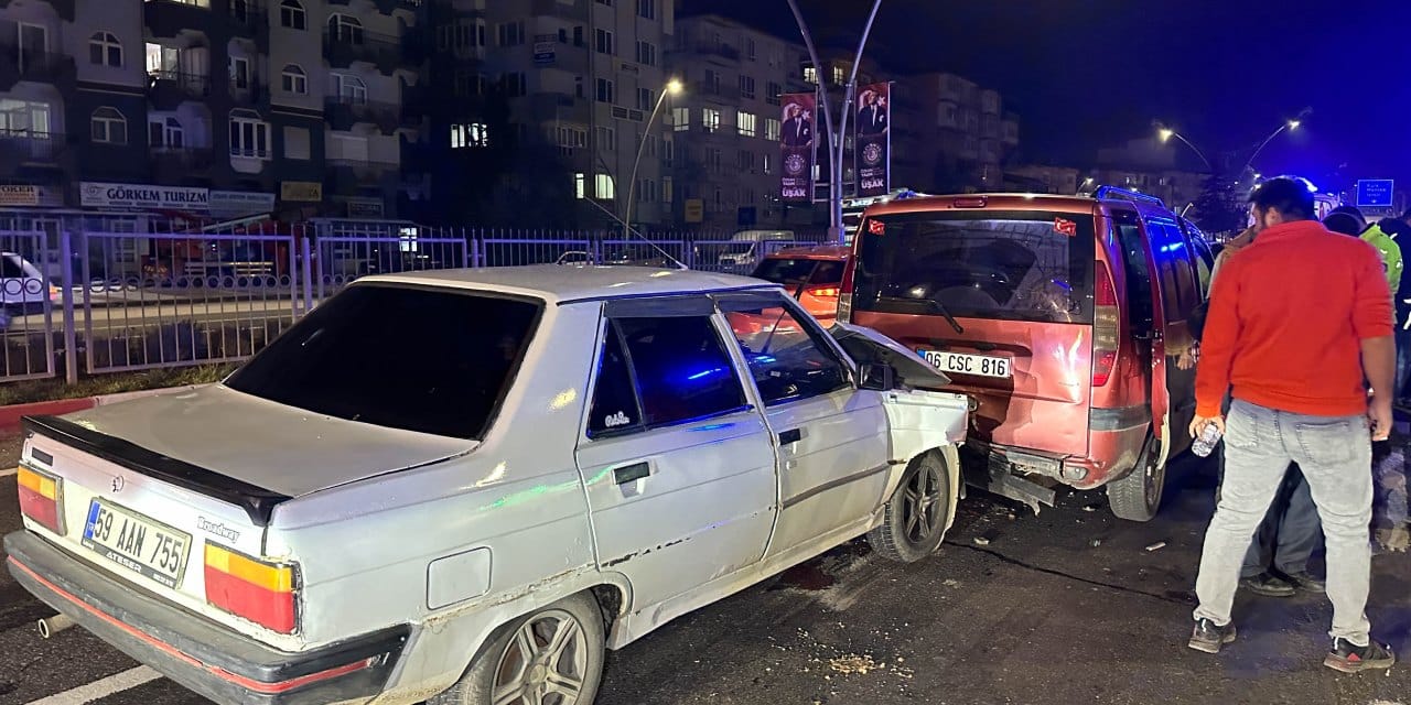 Uşak'ta zincirleme kaza! 4 araç birbirine girdi 6 kişi yaralandı