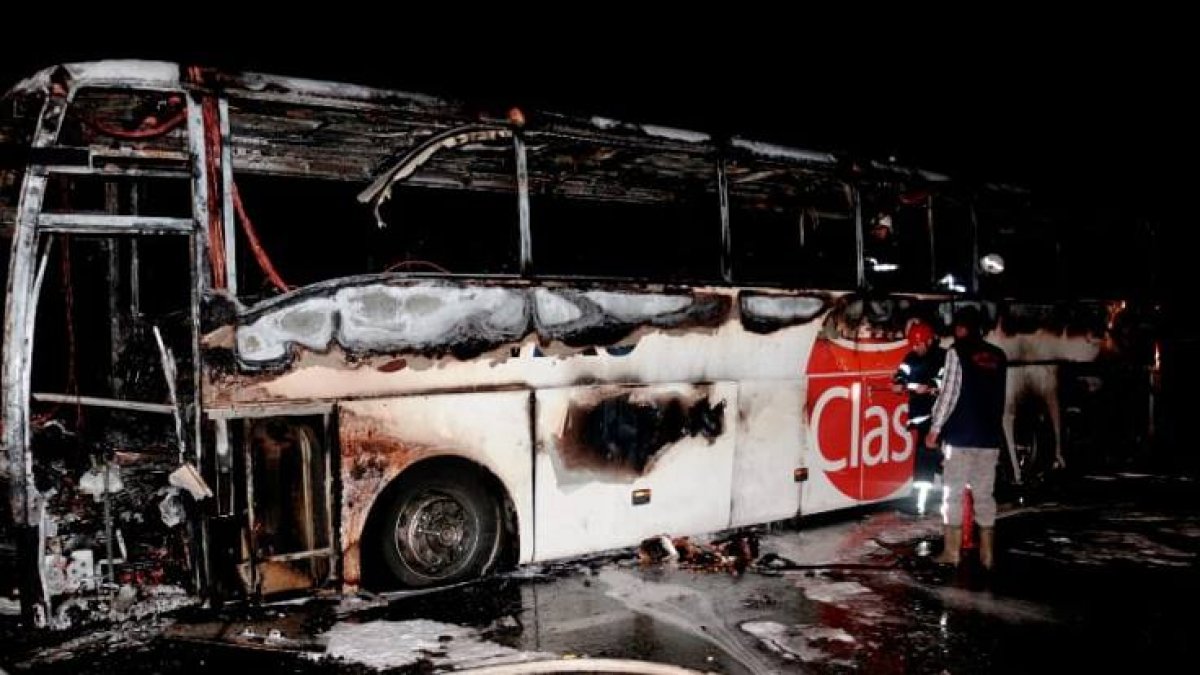 Bir yolcu otobüsü daha yandı
