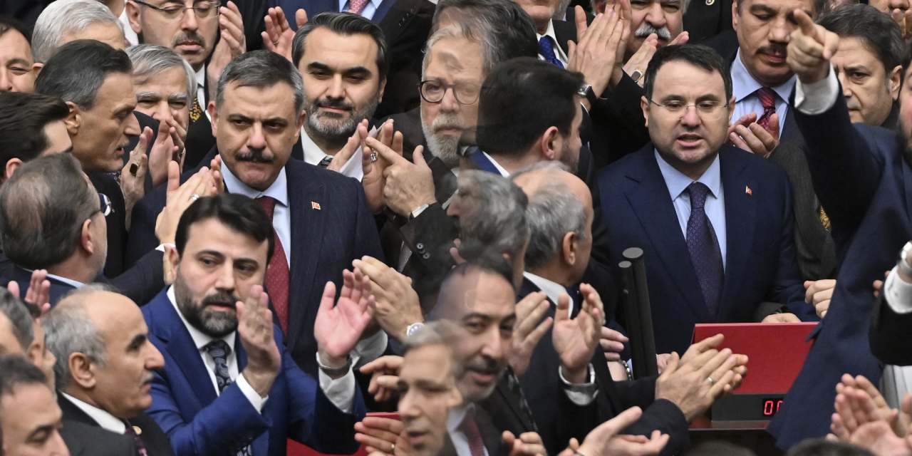 Gidenler değil gelenler AKP'lileri şaşırtmış! Kulislerde Mustafa Çiftçi ve Akın Gürlek için bu sözler yankılandı