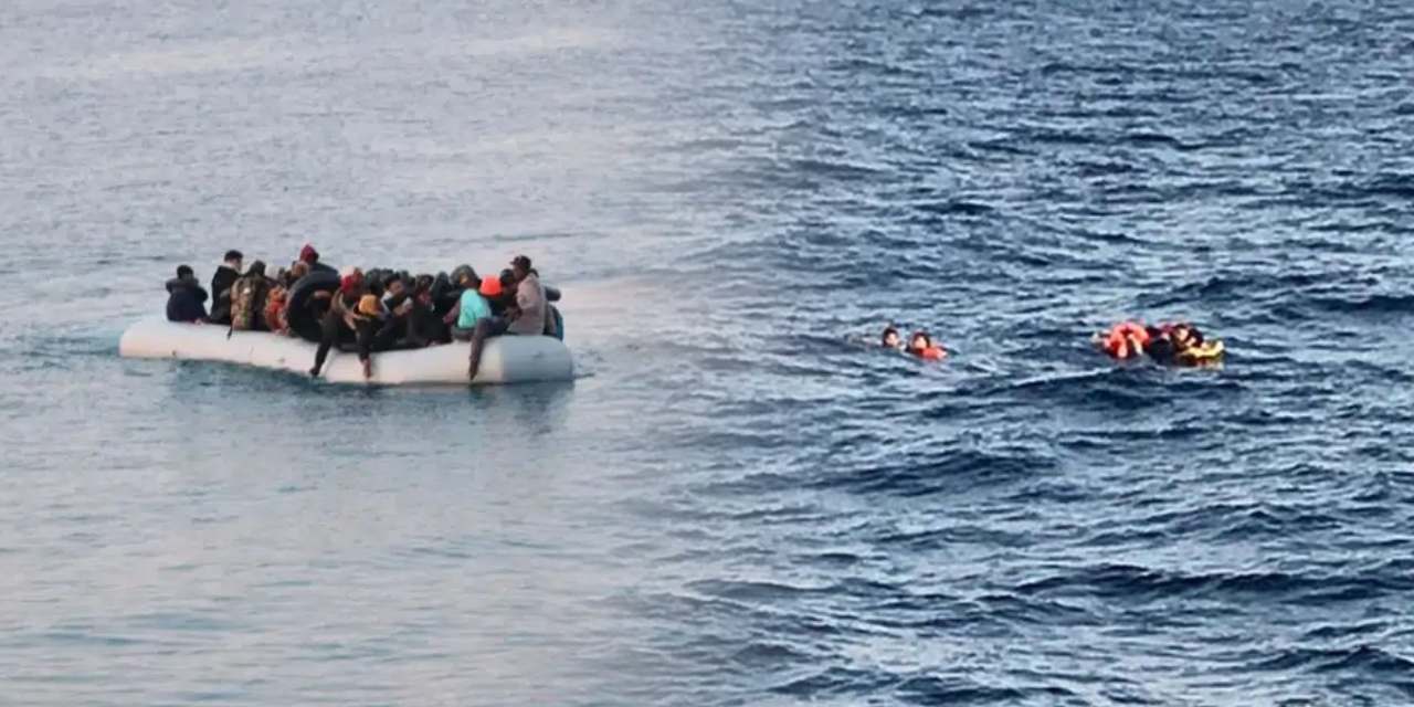 İzmir'de göçmenleri taşıyan bot battı: 3 ölü