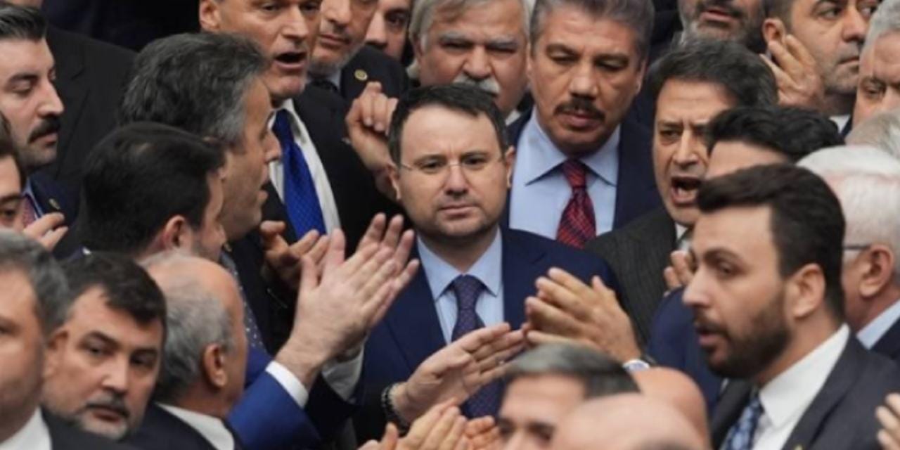 Yeni Şafak yaranmak için ne yapacağını şaşırdı: Akın Gürlek'i bulmacaya koymuşlar