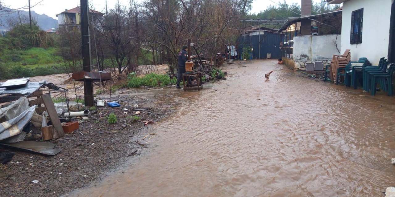 Muğla'da sağanak dereler taştı: Ev ve seraları su bastı