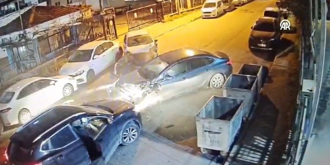 Küçükçekmece'de feci kaza! 5 araç birbirine girdi