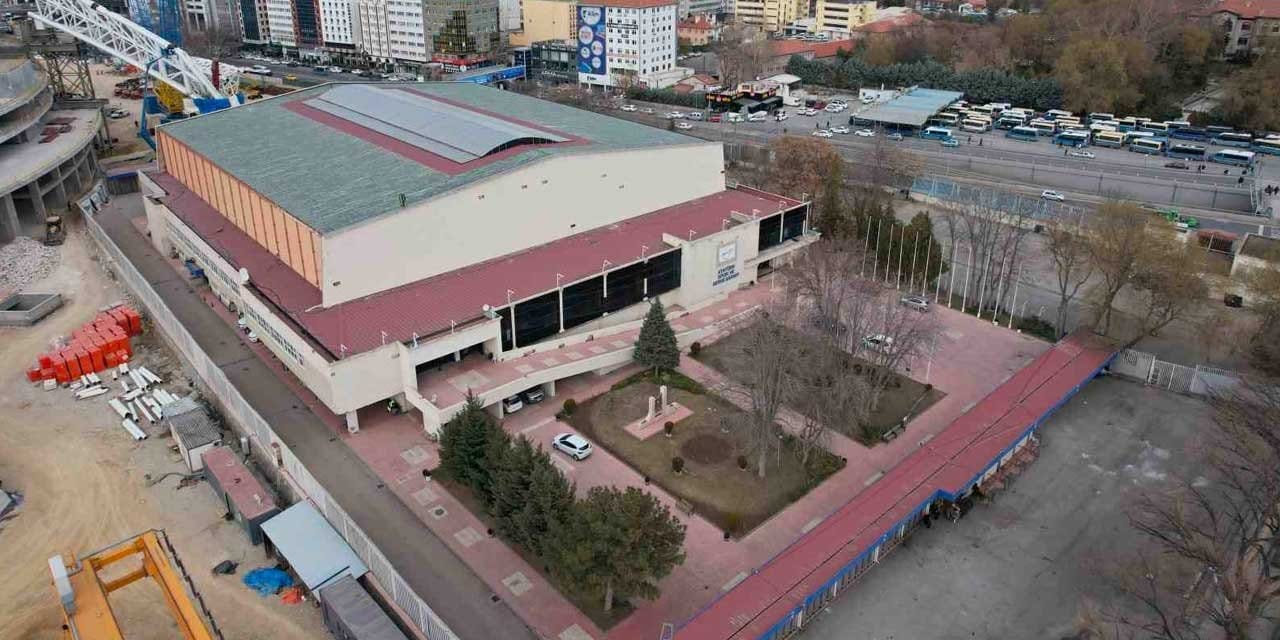 79 yıllık Atatürk Spor Salonu yıkılıyor