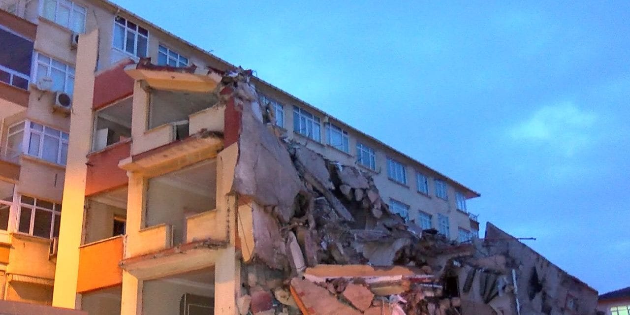 Küçükçekmece'de yıkım faciası: Binadan kopan parçalar yanındaki apartmana devrildi