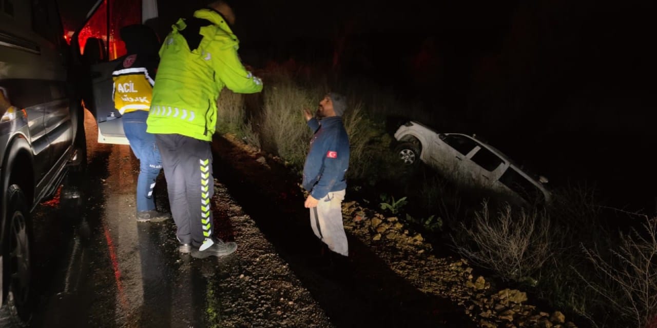 Kamyonet şarampole yuvarlandı: Yaralanan sürücü hastaneye gitmeyi reddetti