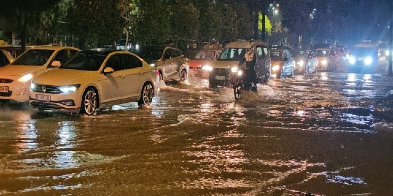 Meteoroloji uyarı yapmıştı: Adana'yı sağanak vurdu yolları su bastı