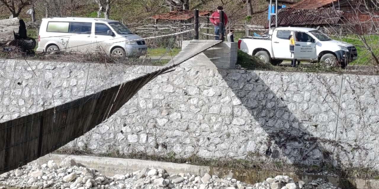 Köprü rüzgar nedeniyle ters döndü: Fotoğraf çektiren iki kişi aşağı düştü!