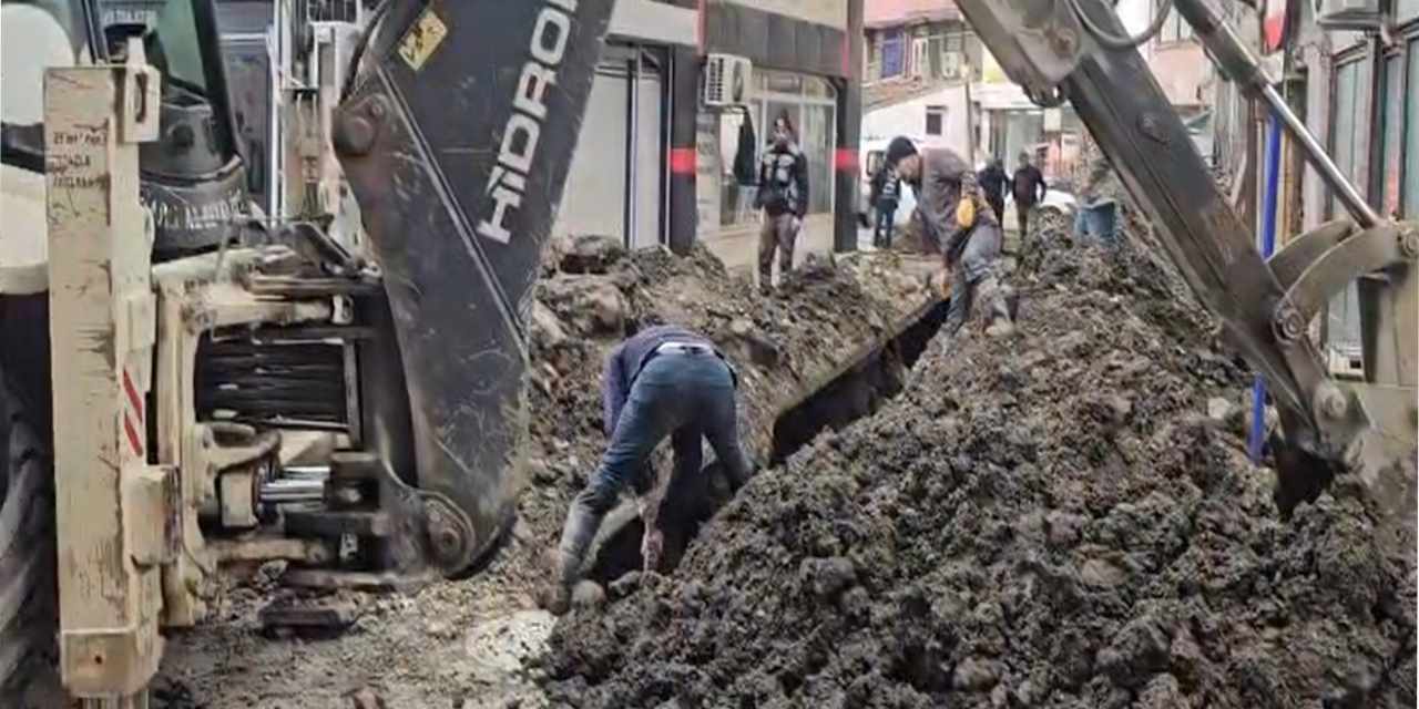 Kazı çalışmasında toprak altında kalan işçiyi vatandaşlar kurtardı