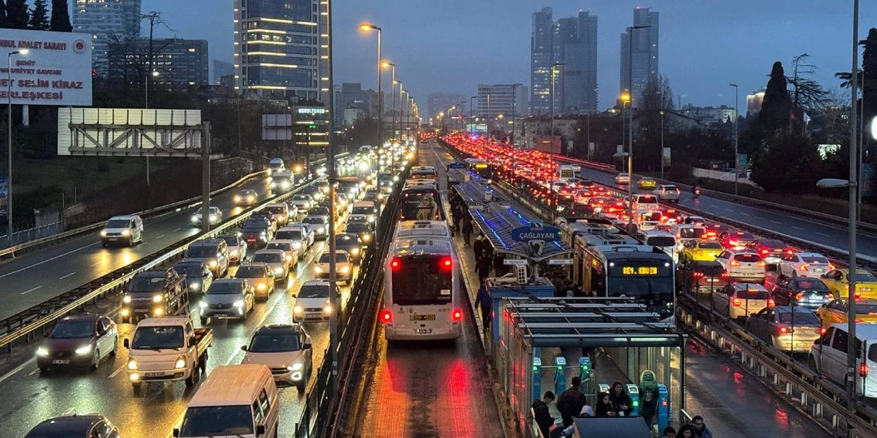 Haftanın son iş gününde İstanbul'da trafik felç oldu!