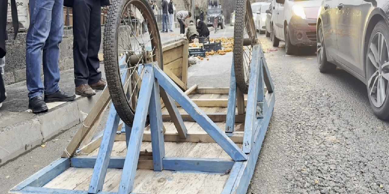 Zabıta ve seyyar satıcılar arasında gerginlik çıktı: Meyveler ortalığa saçıldı