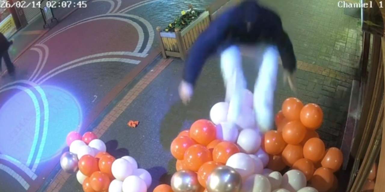 Sevgililer Günü için asılan balonları patlattı