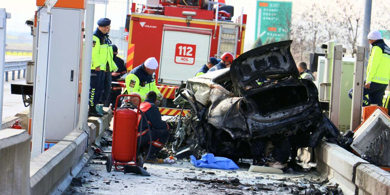 Sakarya'da feci kaza! Beton bariyere çarpan sürücü hayatını kaybetti