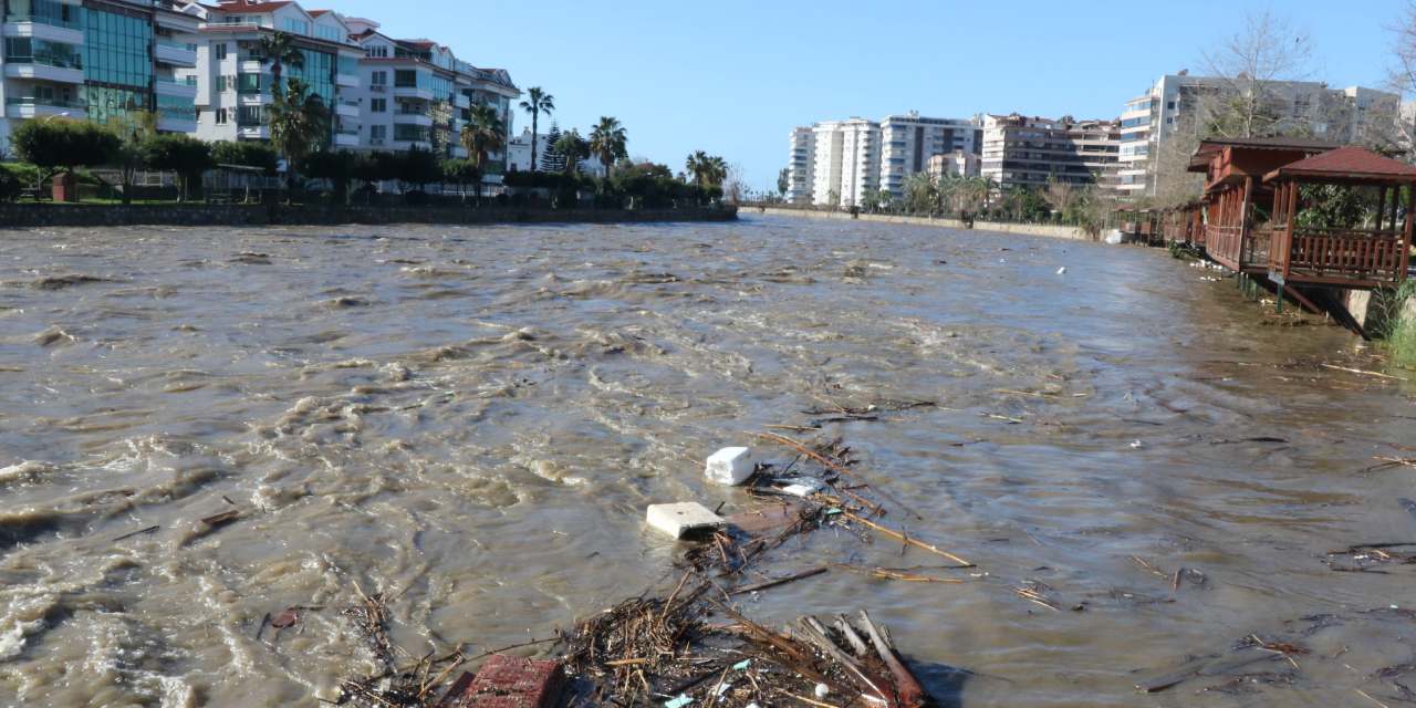 Antalya'da büyük sel felaketi! Yollar çöktü, okullar kapatıldı, yüzlerce kişi tahliye edildi...