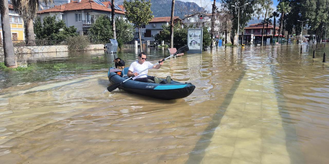 Krizi fırsata çevirdiler: Su altındaki sokaklarda kanoyla gezdiler