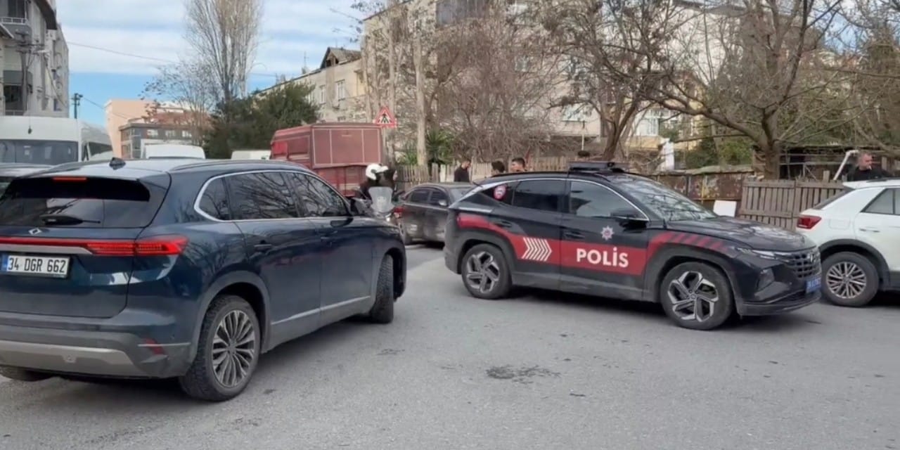 Küçükçekmece'de devriye atan polislere bıçaklı saldırı: 4'ü polis 6 yaralı