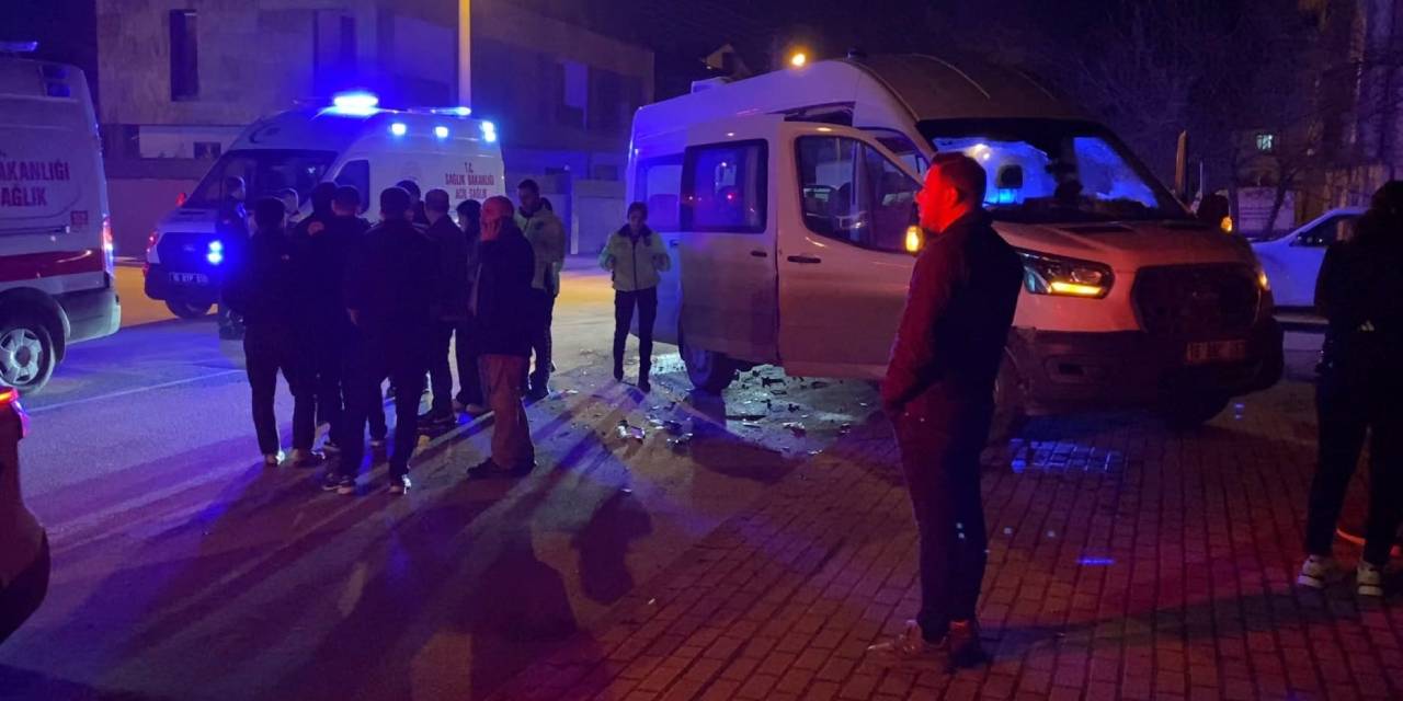 Kontrolsüz kavşakta feci kaza: 9 kişi yaralandı