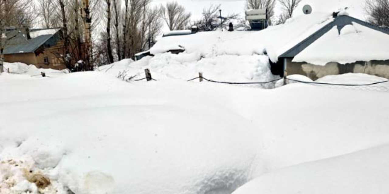 Kar 2 metreyi aştı: 76 yerleşim yerinin yolu kapandı